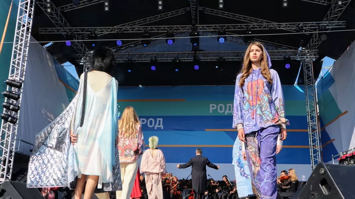     Образы девушки получились достаточно женственными и интересными.