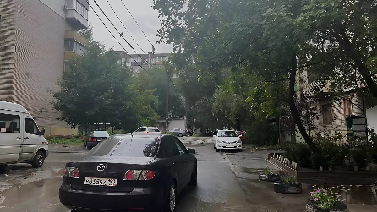     Жителей Ростова попросили во время непогоды по возможности не выходить из дома, следует из релиза администрации города.