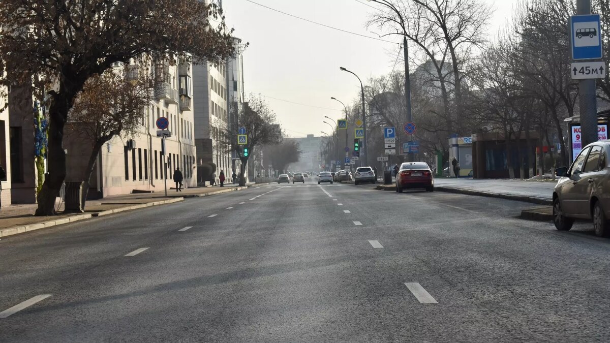     Водителей, не сменивших вовремя резину и спровоцировавших множество ДТП, в городе уже обругали. Однако не стоит забывать, что любая поездка начинается с дороги. Поэтому «Наш город» решил оценить, как подготовлены тюменские улицы к затяжному холодному и снежному периоду.