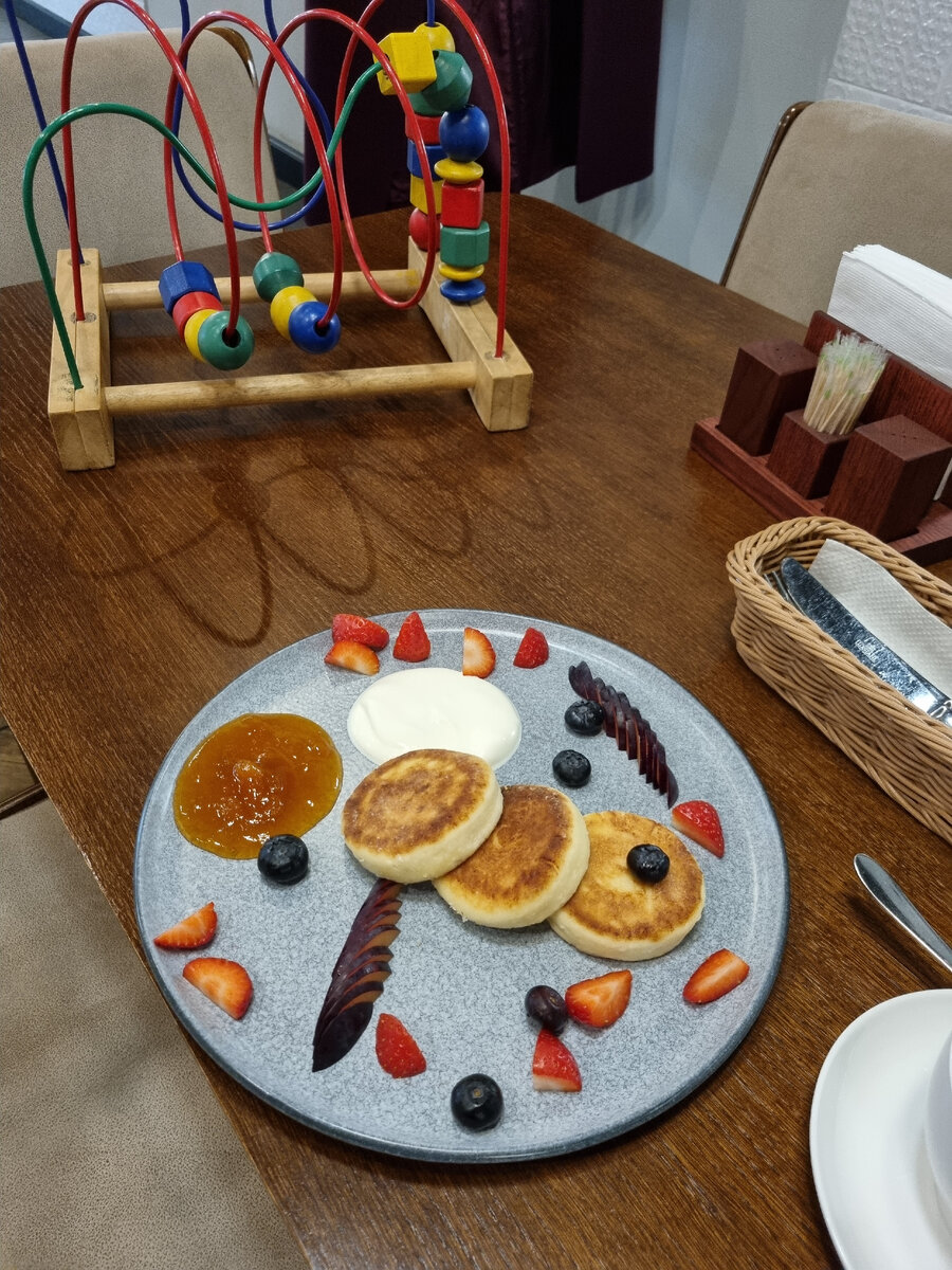 Завтрак в кафе Хорошие руки. Рязань. И игрушка для детей.