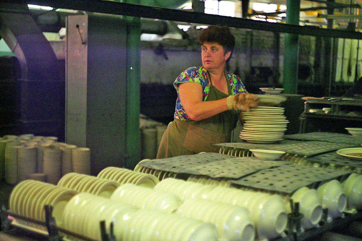 Работница живописного цеха Галина Скопинцева на выборке изделий из печи третьего обжига. Листайте.