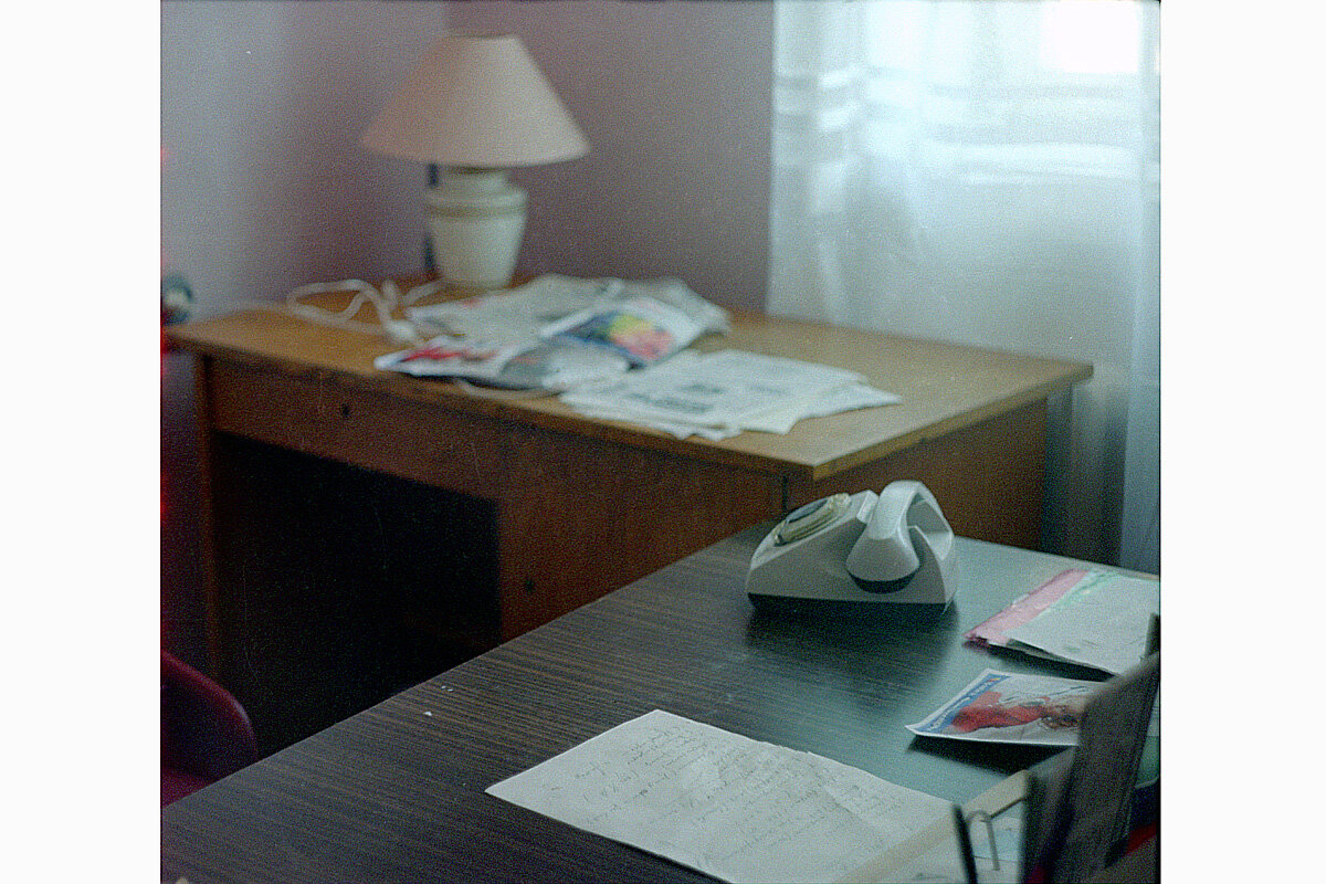 А это интерьер моего невзрачного кабинетика. 2002 год. Листайте