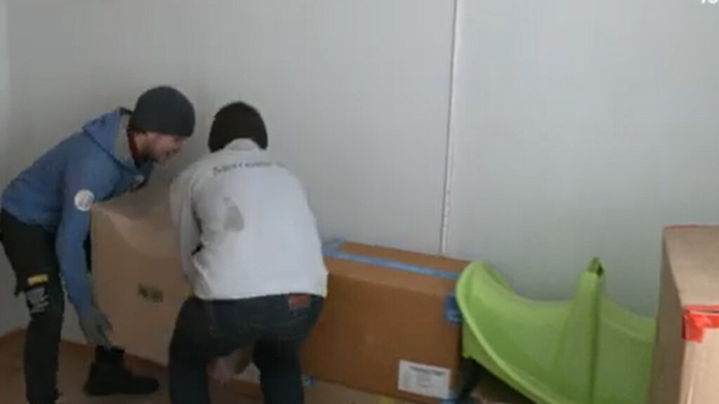    Югорчане вместе с гумпомощью отправляют в новые регионы России новогодние подарки детям