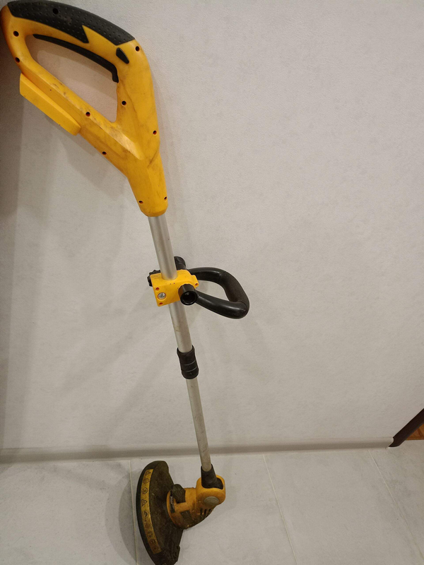 Аккумуляторный триммер легкий в эксплуатации и вообще не нарадуюсь. Фото автора