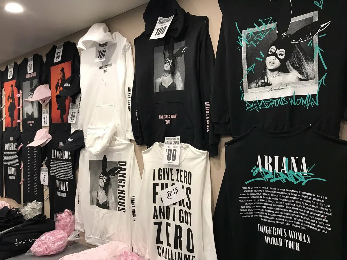 Мерч для Медиа. Идеи для мерча одежды. Магазин одежды мерч. Ariana grande Merch.