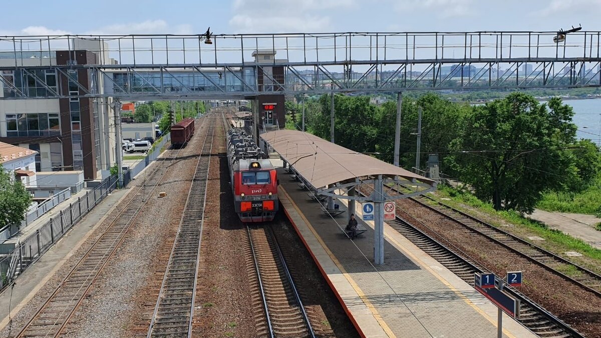     Пригородные электропоезда в Приморском крае переходят на зимнее расписание. Сезон — с первыми снегопадами — закончился окончательно и бесповоротно, и дачники уже не наполняют вагоны разговорами о семенах, рассаде, урожае, букетами и ведрами с честно выращенными овощами и фруктами.