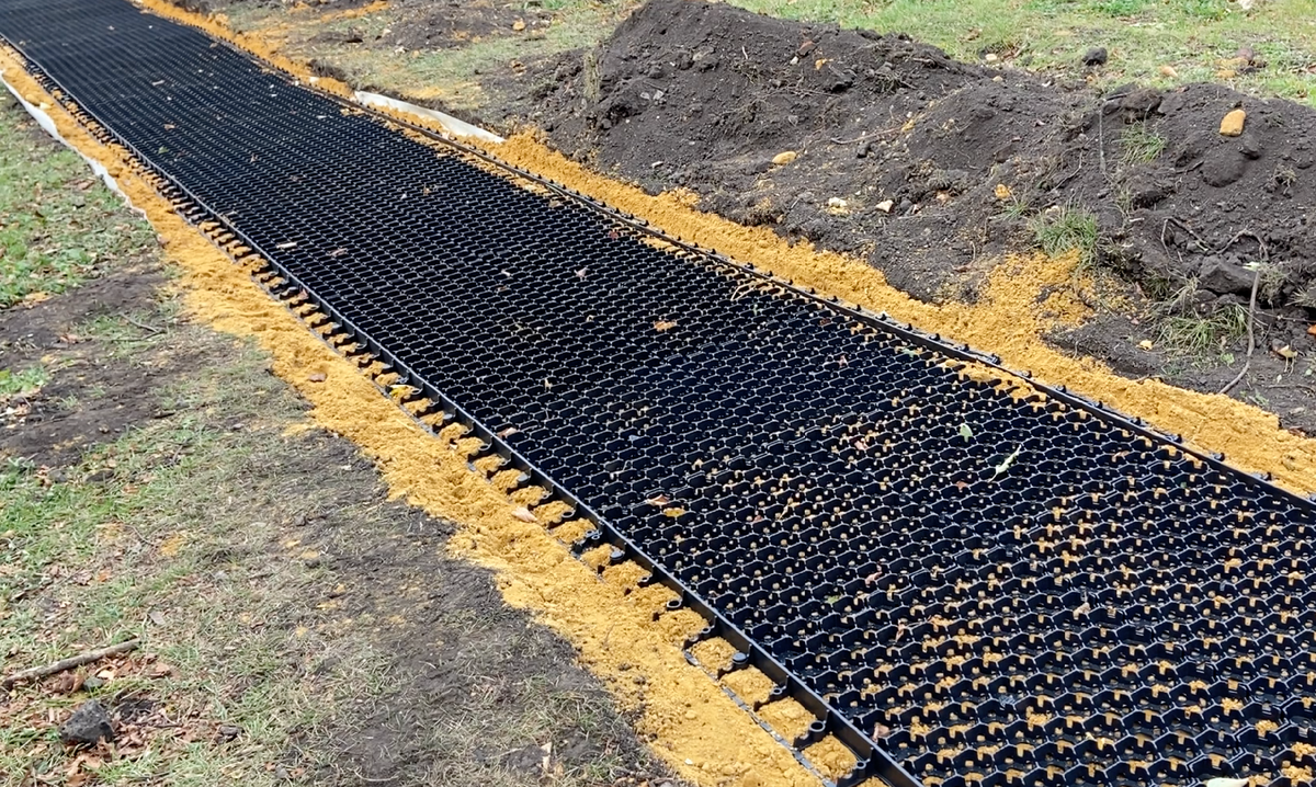 Применение ландшафтного бордюра с газнонно-гравийной решеткой Hexarm