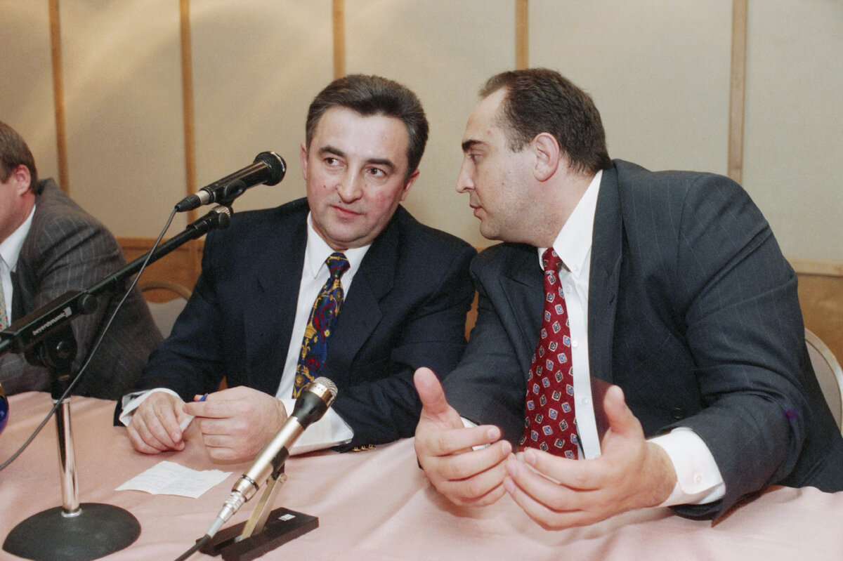 Предприниматель Владимир Довгань и генеральный директор Открытого акционерного общества «Алкон» Юрий Бобрышев. Овчинников Александр/Фотохроника ТАСС