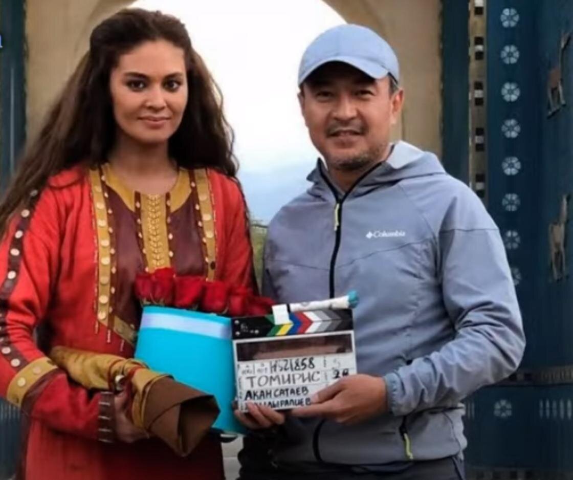    Акан Сатаев и Альмира Турсын на съемках фильма «Томирис» (2019):YouTube / Цифровая Астана Live