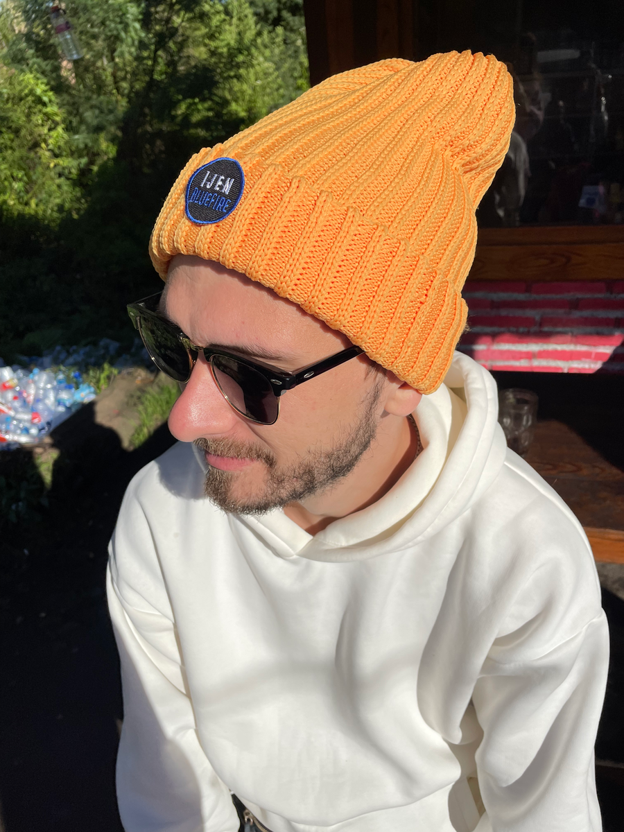 мы взяли две таких шапки )