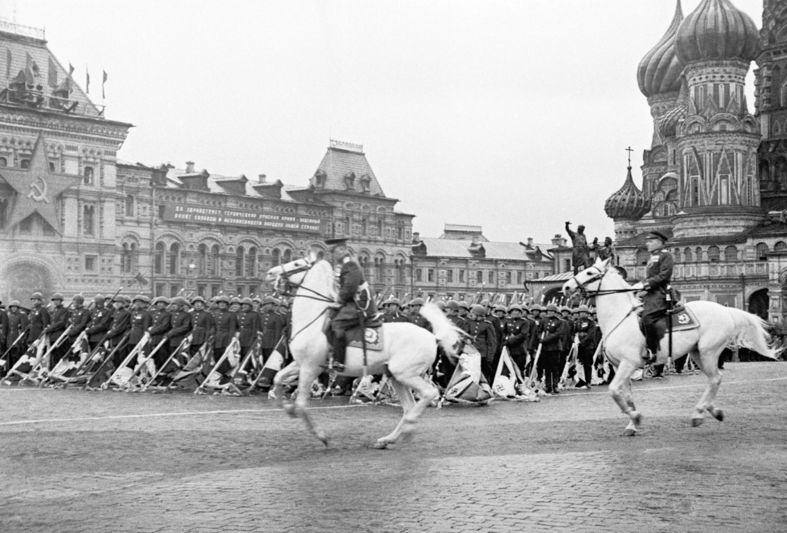 Знаменитый парад на красной площади 1945 года