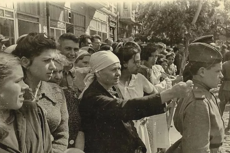 Шествие пленных немцев. Парад военнопленных в Москве 1944. Парад пленных немцев в Москве 1944. Пленные немцы в Москве 1944. Операция большой вальс 1944 года.