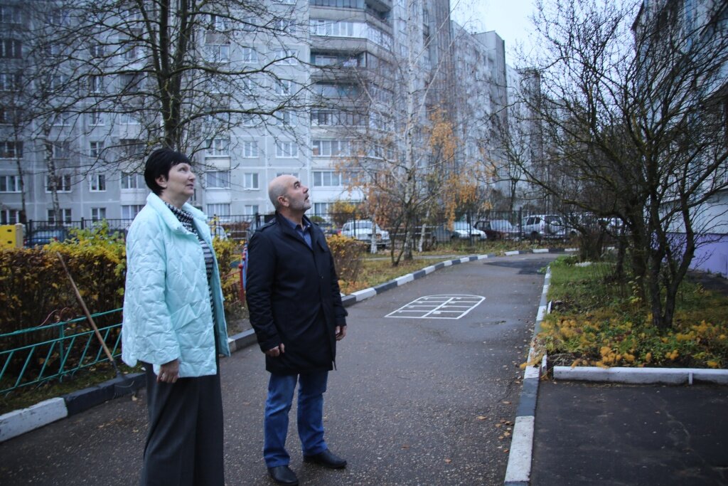 Заведующая детским садом № 157 Галина Соколова показала депутату Алексею Арсеньеву итоги работы - все межпанельные швы здания заделаны и обработаны