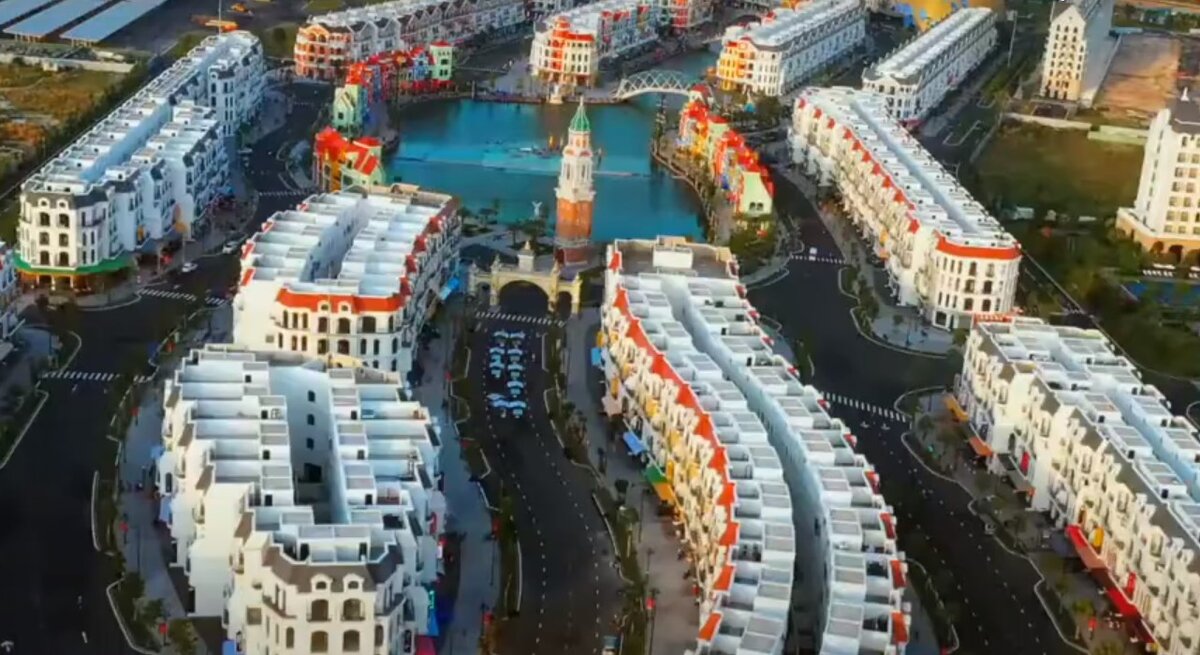 Скриншоты из видео ролика с сайта Гранд Ворлд. 
Ниже можете посмотреть этот рекламный ролик👇