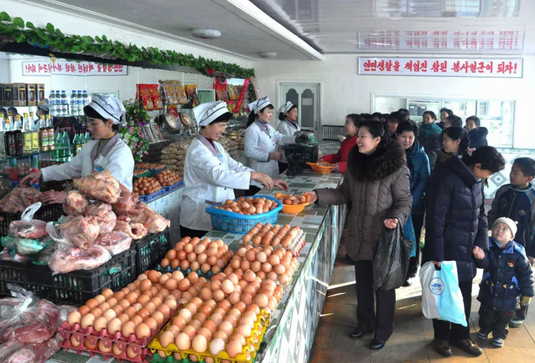 Северная корея поставляет. Северная Корея магазины. Супермаркеты в Северной Корее. Северная Корея Пхеньян магазин продукты. Продуктовый магазин в Северной Корее.