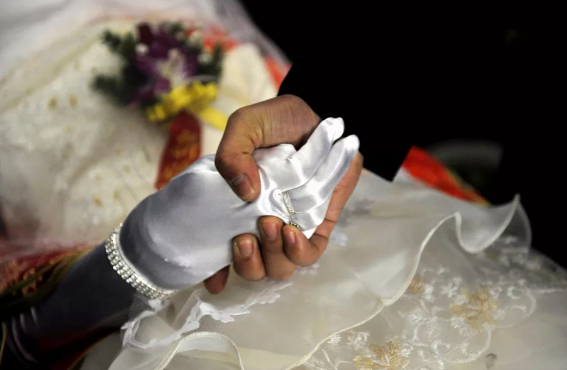 Свадьба с мертвой невестой. Покойница в свадебном платье. Минхунь посмертный брак.