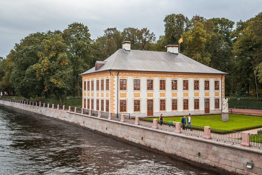 Сад петра. Летний дворец Петра i в Санкт-Петербурге. Доменико Трезини летний дворец Петра 1. Летний дворец Петра i, Архитектор д. Трезини;. Летний дворец Петра 1 в летнем саду.