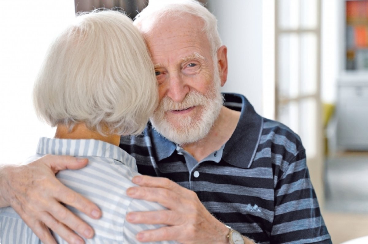    Супружеские пары петербуржцев, проживших вместе 75 лет, получат по 75 тысяч