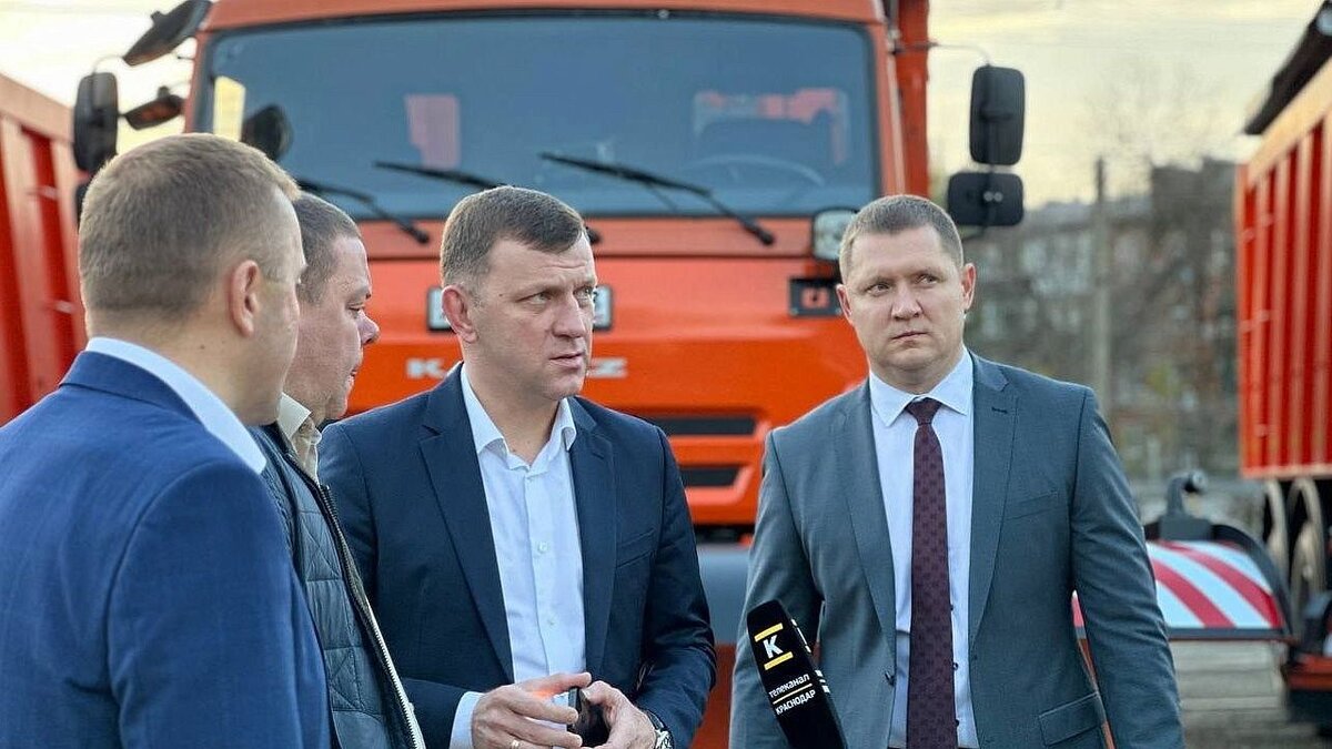    В Краснодаре к расчистке дорог подготовили 273 единицы техники. Фото: пресс-служба администрации Краснодара