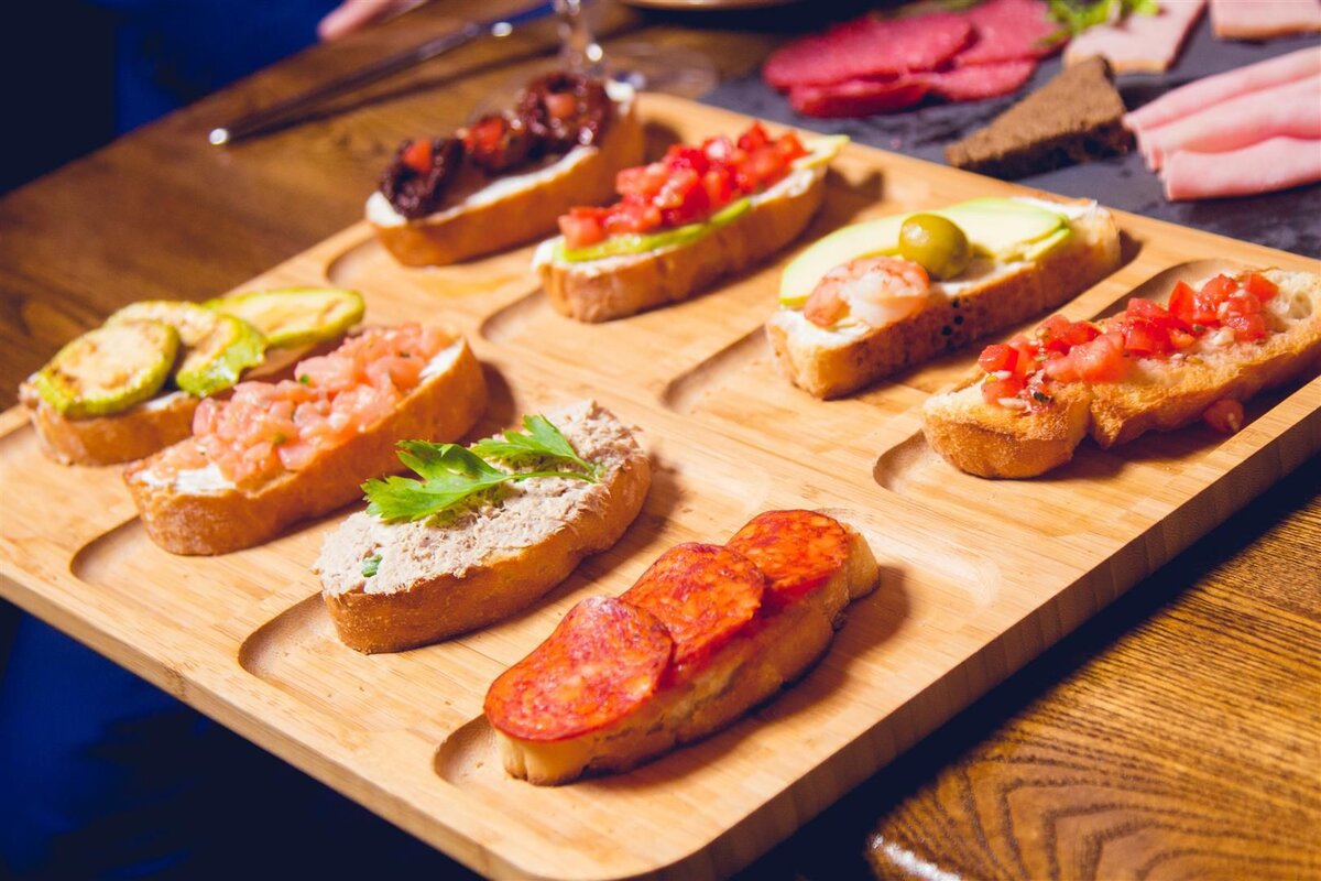 Бутерброды с хамоном. Тапас испания. Пинчос. Тапас рецепты испанская кухня. Тапос.