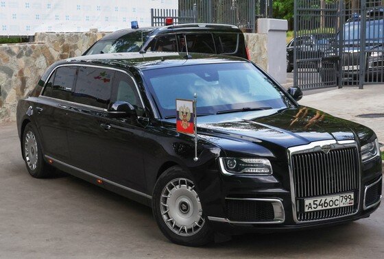    Автомобиль Aurus Senat Limousine кортежа президента РФ Владимира Путина