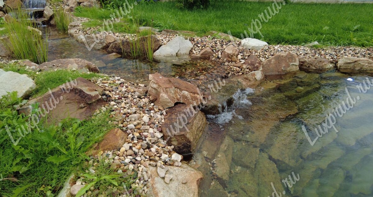 Водопад в пруду, переходящий в ручей