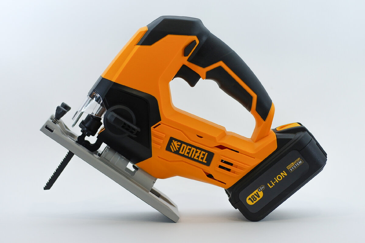 Сегодня мы поговорим об очень полезном инструменте домашнего мастера – аккумуляторном лобзике Denzel CJ-80-0. Он позволяет выполнять продольные, криволинейные и прямые распилы без привязки к розетке.