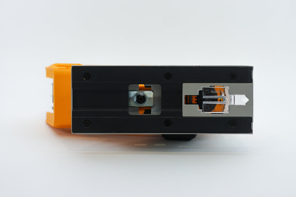 Сегодня мы поговорим об очень полезном инструменте домашнего мастера – аккумуляторном лобзике Denzel CJ-80-0. Он позволяет выполнять продольные, криволинейные и прямые распилы без привязки к розетке.-7