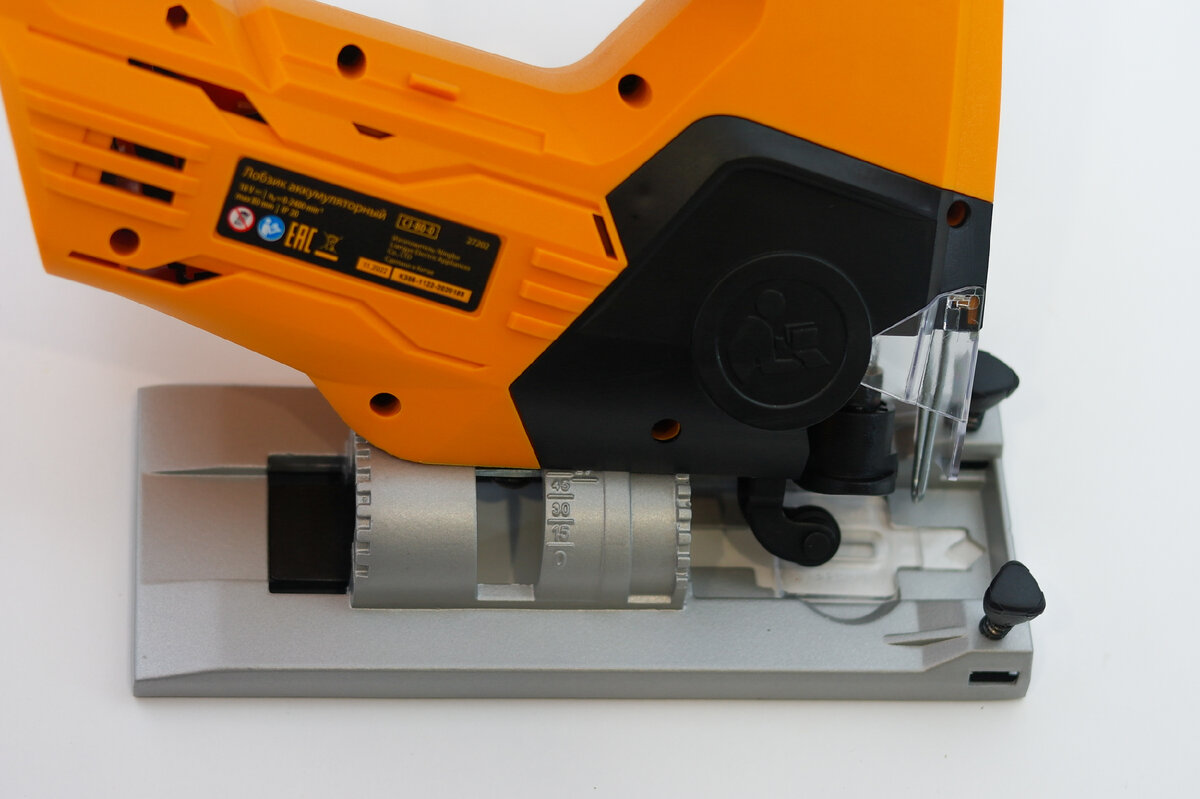 Сегодня мы поговорим об очень полезном инструменте домашнего мастера – аккумуляторном лобзике Denzel CJ-80-0. Он позволяет выполнять продольные, криволинейные и прямые распилы без привязки к розетке.-8-2