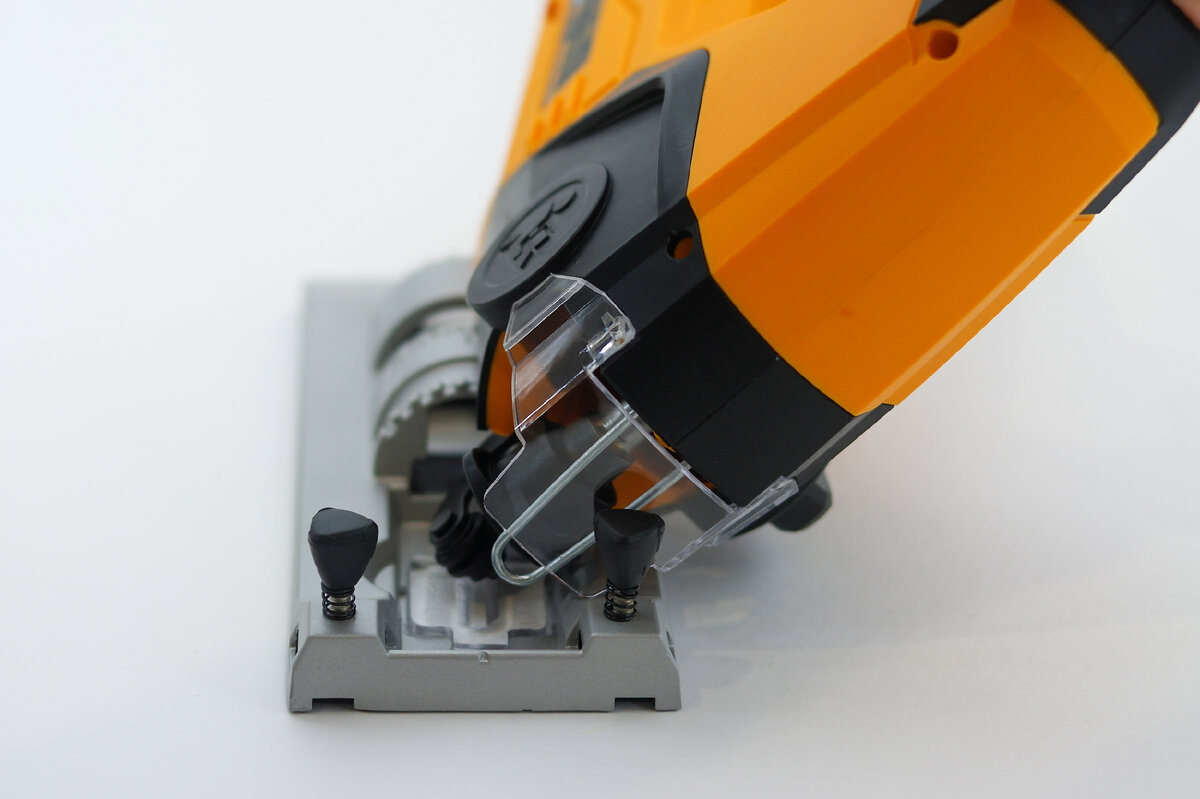 Сегодня мы поговорим об очень полезном инструменте домашнего мастера – аккумуляторном лобзике Denzel CJ-80-0. Он позволяет выполнять продольные, криволинейные и прямые распилы без привязки к розетке.-8