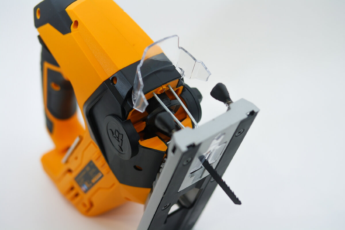 Сегодня мы поговорим об очень полезном инструменте домашнего мастера – аккумуляторном лобзике Denzel CJ-80-0. Он позволяет выполнять продольные, криволинейные и прямые распилы без привязки к розетке.-11