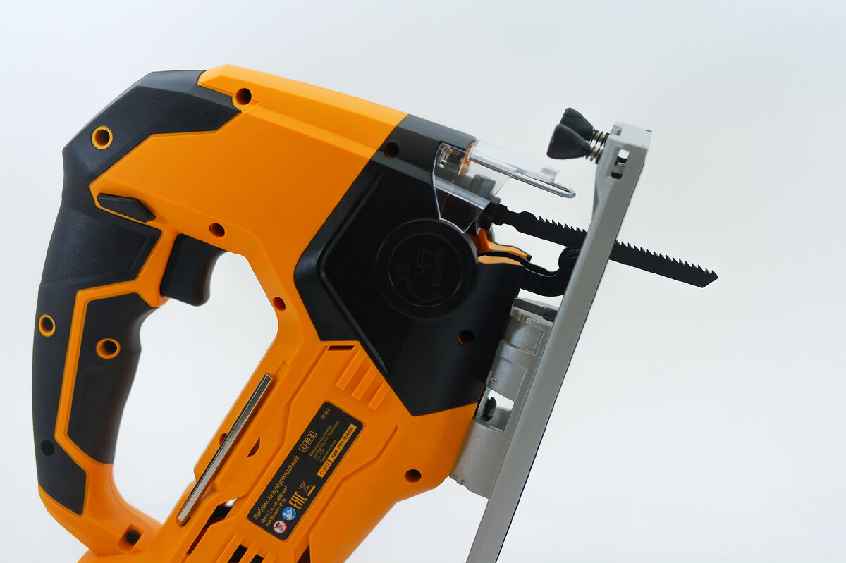 Сегодня мы поговорим об очень полезном инструменте домашнего мастера – аккумуляторном лобзике Denzel CJ-80-0. Он позволяет выполнять продольные, криволинейные и прямые распилы без привязки к розетке.-11-2