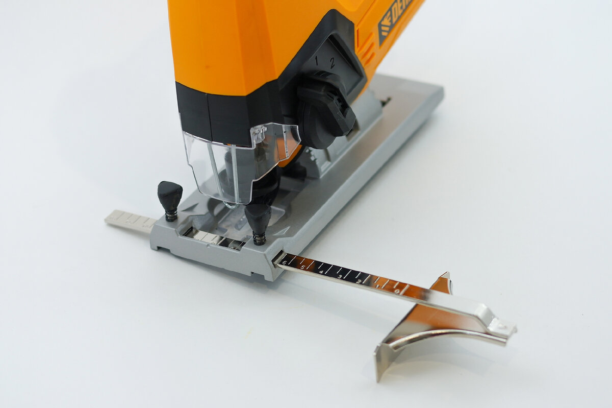 Сегодня мы поговорим об очень полезном инструменте домашнего мастера – аккумуляторном лобзике Denzel CJ-80-0. Он позволяет выполнять продольные, криволинейные и прямые распилы без привязки к розетке.-12-3