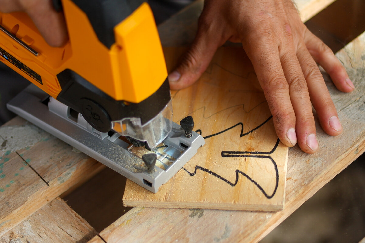 Сегодня мы поговорим об очень полезном инструменте домашнего мастера – аккумуляторном лобзике Denzel CJ-80-0. Он позволяет выполнять продольные, криволинейные и прямые распилы без привязки к розетке.-15