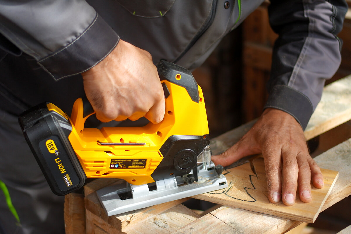 Сегодня мы поговорим об очень полезном инструменте домашнего мастера – аккумуляторном лобзике Denzel CJ-80-0. Он позволяет выполнять продольные, криволинейные и прямые распилы без привязки к розетке.-15-3