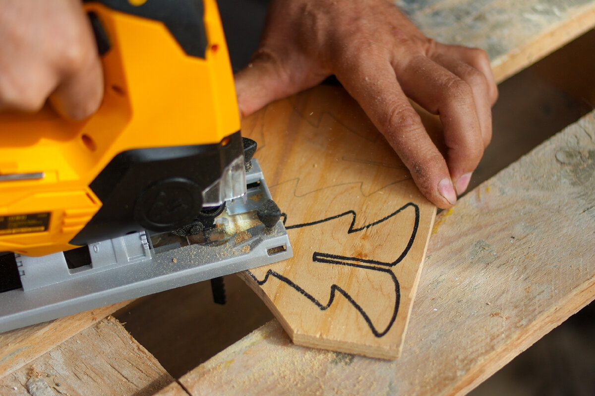 Сегодня мы поговорим об очень полезном инструменте домашнего мастера – аккумуляторном лобзике Denzel CJ-80-0. Он позволяет выполнять продольные, криволинейные и прямые распилы без привязки к розетке.-15-2