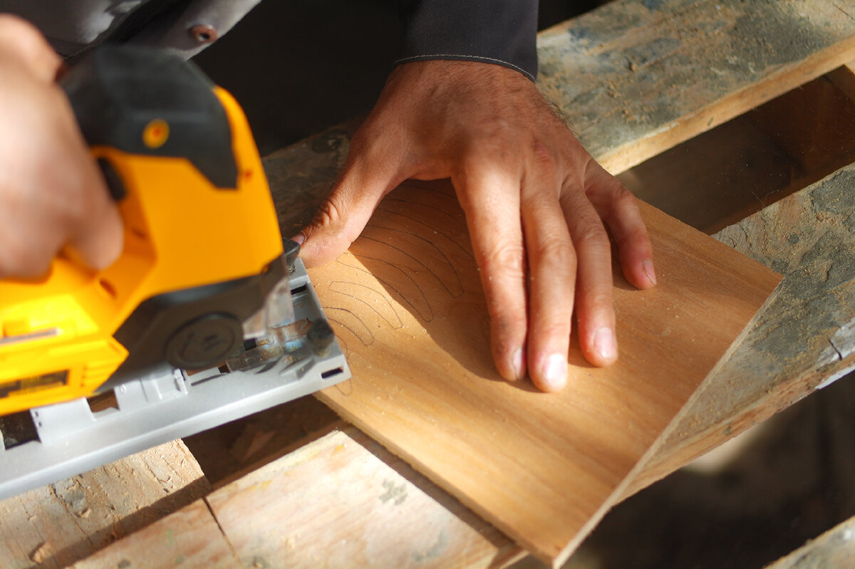 Сегодня мы поговорим об очень полезном инструменте домашнего мастера – аккумуляторном лобзике Denzel CJ-80-0. Он позволяет выполнять продольные, криволинейные и прямые распилы без привязки к розетке.-16