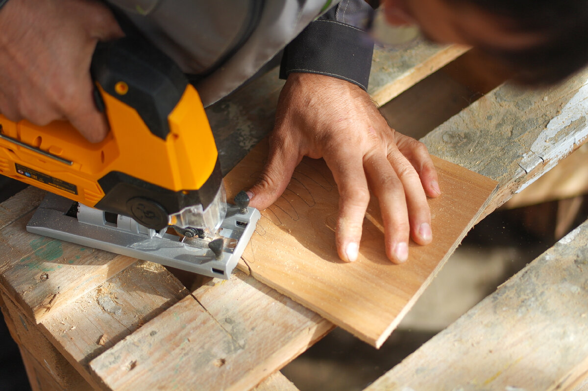 Сегодня мы поговорим об очень полезном инструменте домашнего мастера – аккумуляторном лобзике Denzel CJ-80-0. Он позволяет выполнять продольные, криволинейные и прямые распилы без привязки к розетке.-16-2