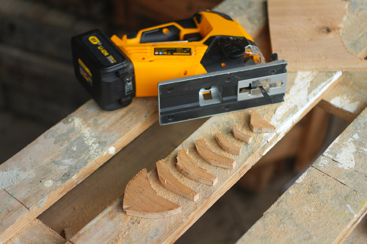 Сегодня мы поговорим об очень полезном инструменте домашнего мастера – аккумуляторном лобзике Denzel CJ-80-0. Он позволяет выполнять продольные, криволинейные и прямые распилы без привязки к розетке.-16-3