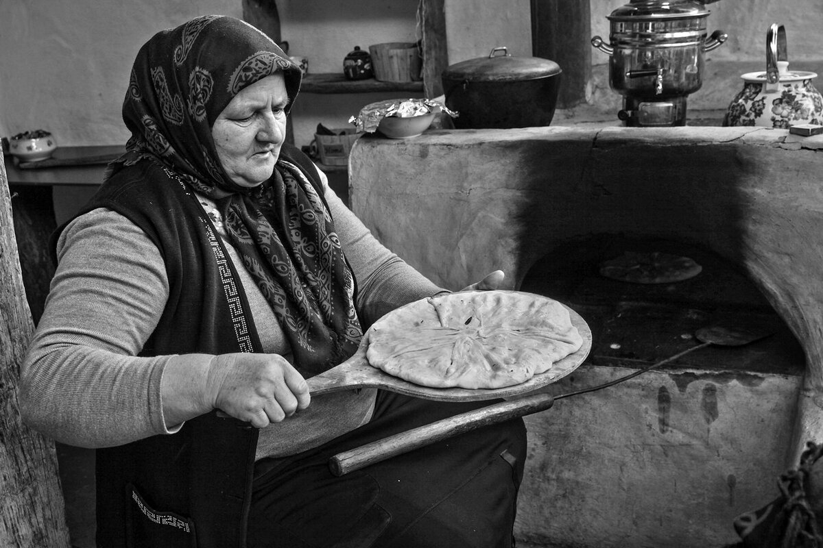 Бабушка печет пироги