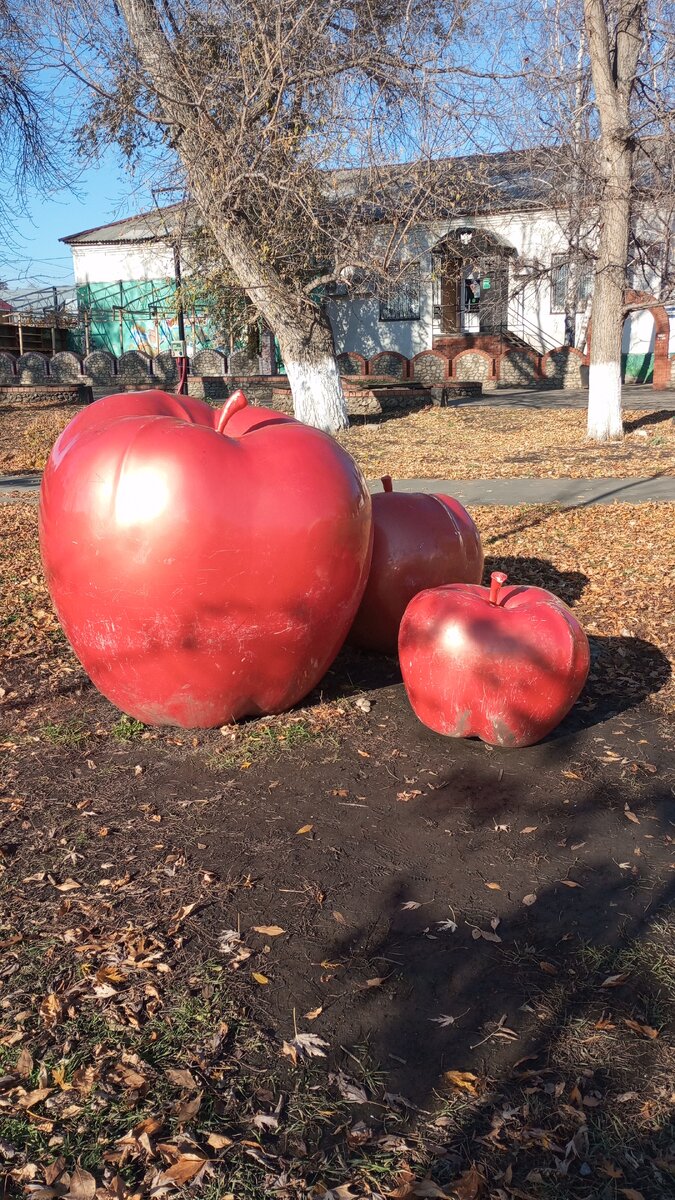 Хвалынск. У музея Яблока.