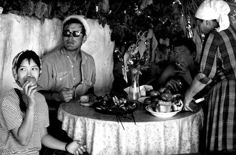 На съёмках "Первого учителя": Аринбасарова, Кончаловский, Рерберг ( фото из свободного доступа в интернете).