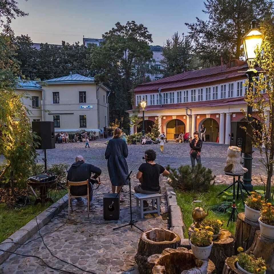 Денис Петров, Исторический двор Пречистенки 32