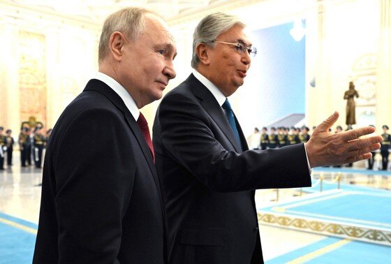    Президент РФ Владимир Путин и президент Республики Казахстан Касым-Жомарт Токаев (справа)
