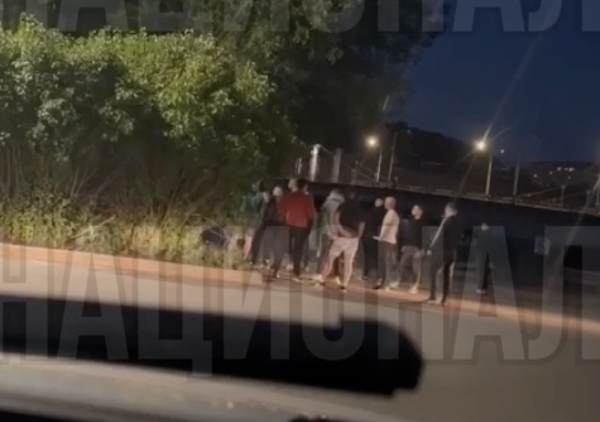 ТОЛПА МИГРАНТОВ, КОТОРАЯ ИЗБИЛА ОФИЦЕРА СВО. СТОП-КАДР ИЗ ВИДЕО ТГ-КАНАЛА "МНОГОНАЦИОНАЛ"