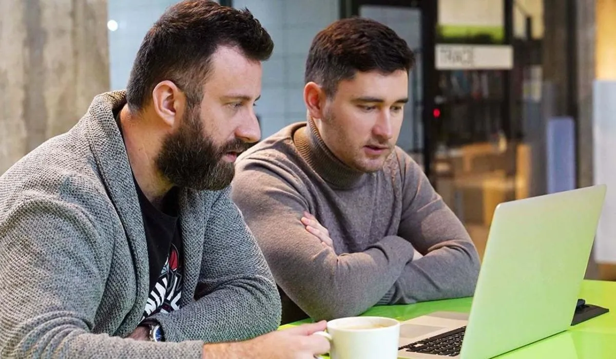 Мужчины за ноутбуком. Источник: mos.ru Автор фото: Е.Самарина