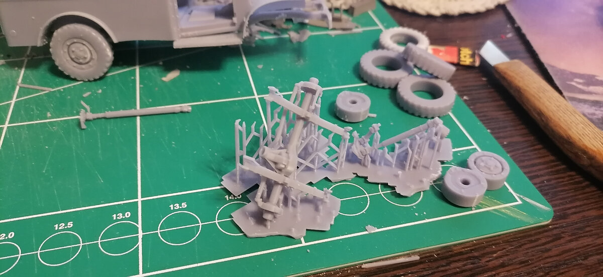 Передний мост. Выглядит страшно, но отделив от литника можно понять что ничего страшного нет:)