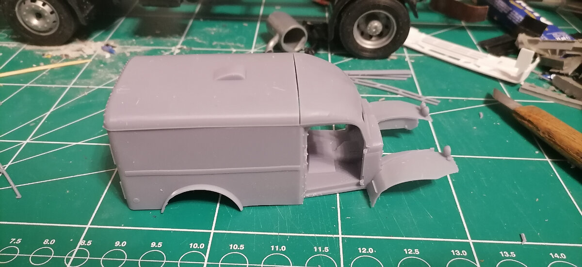 Кузов. Видна щель на крыше. Видна.. А шпаклевка на что? Дел минут на пять:)