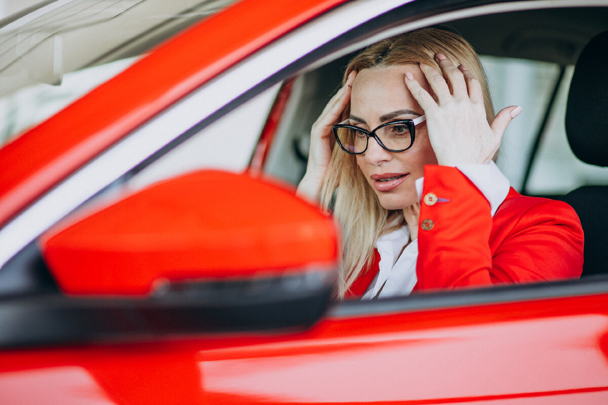 https://ru.freepik.com/free-photo/business-woman-sitting-in-a-new-car-in-a-car-showroom_7869465.htm 
