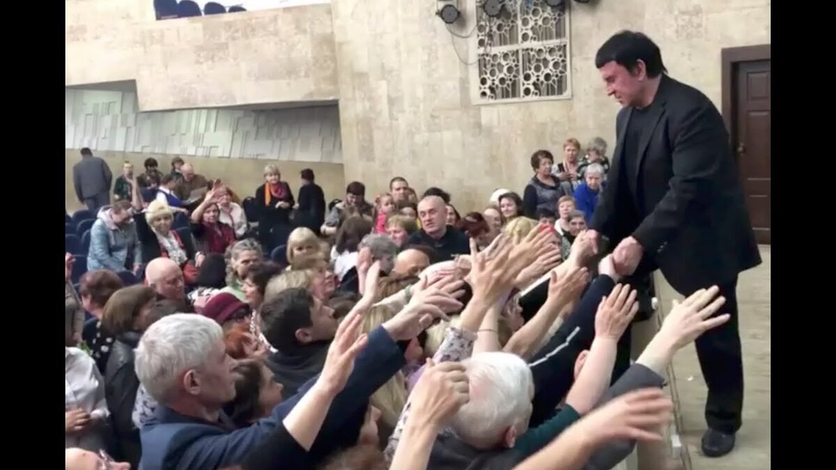 Кашпировский  - кумир 90-х, талантливый психотерапевт, сильный гипнотизер, к Магии как таковой никакого отношения не имел